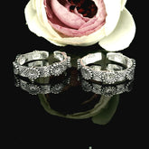 Floral motifs silver toe rings - Silvenca