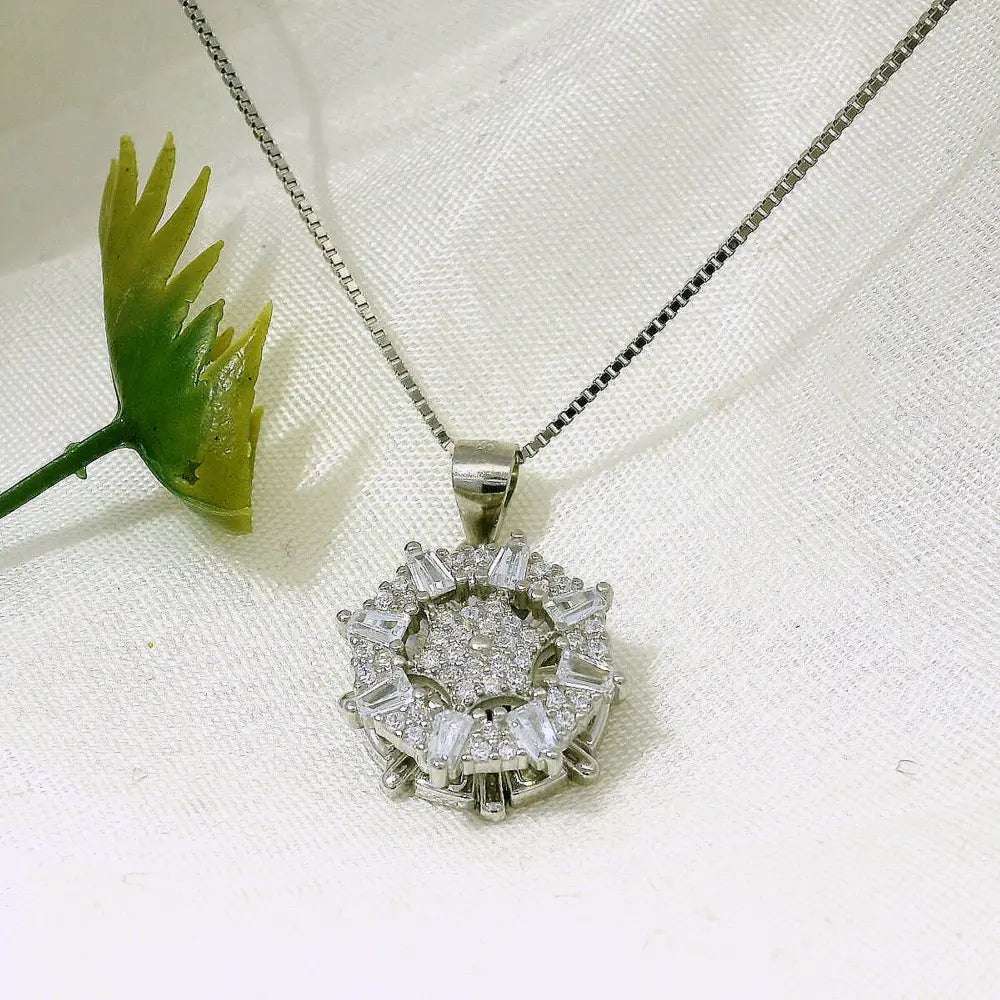 Elegant Silver Pendant with Sparkling Details - Silvenca