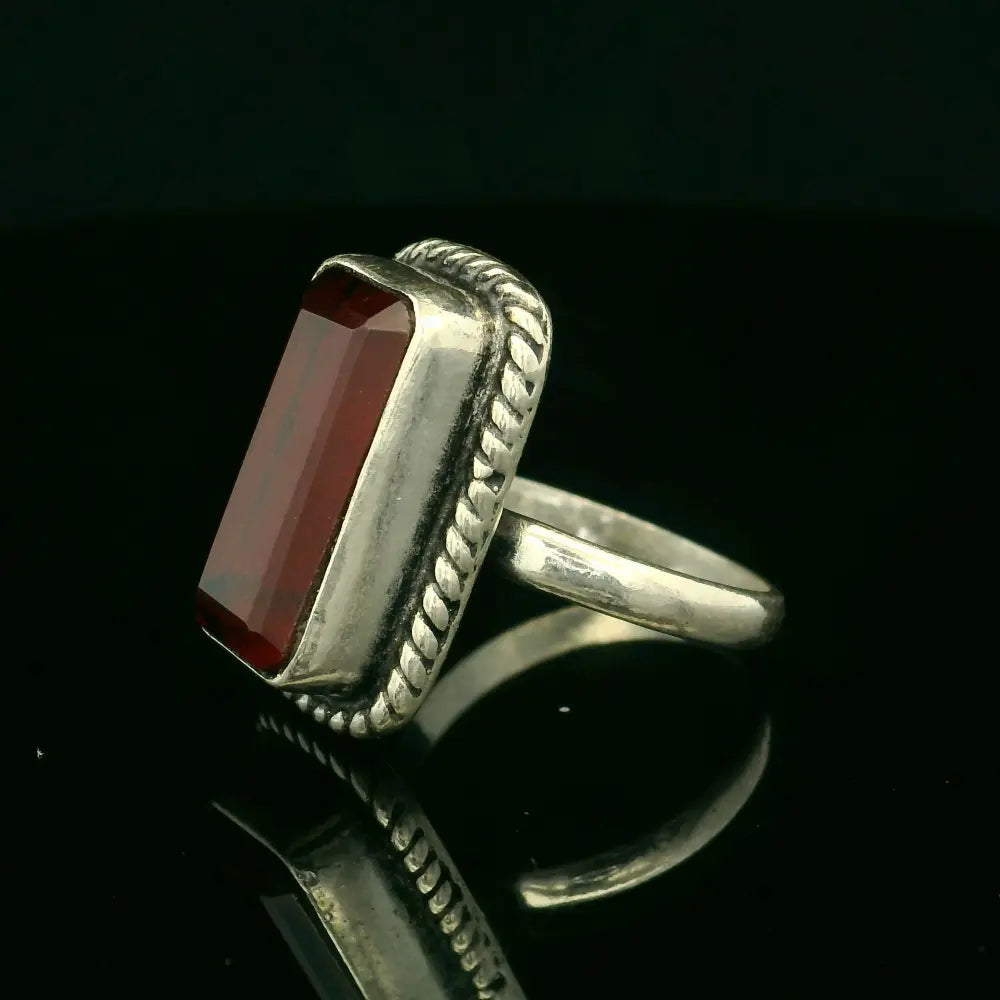 Red gemstone ring - Silvenca