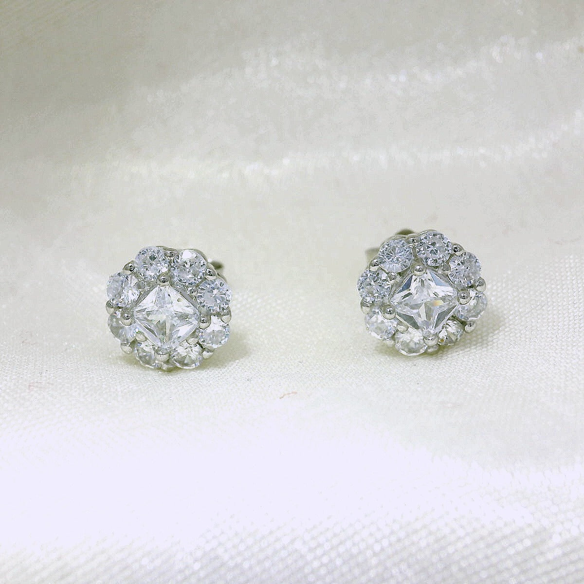 Elegant Diamond Stud Earrings - Silvenca