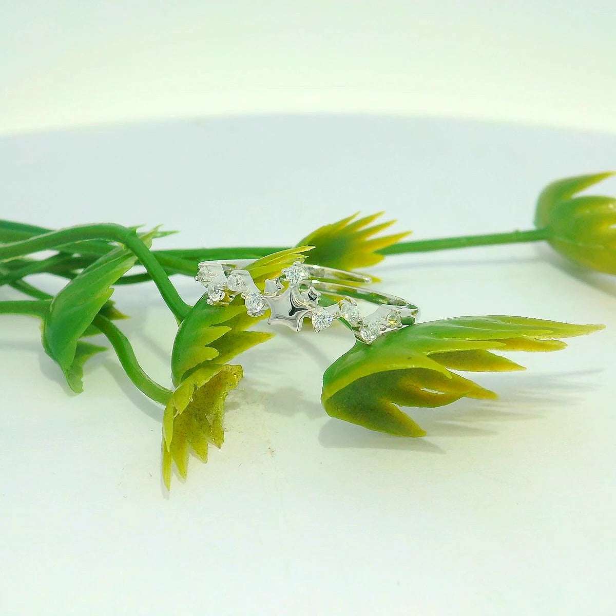 Elegant Silver Ring with Sparkling Diamonds - Silvenca