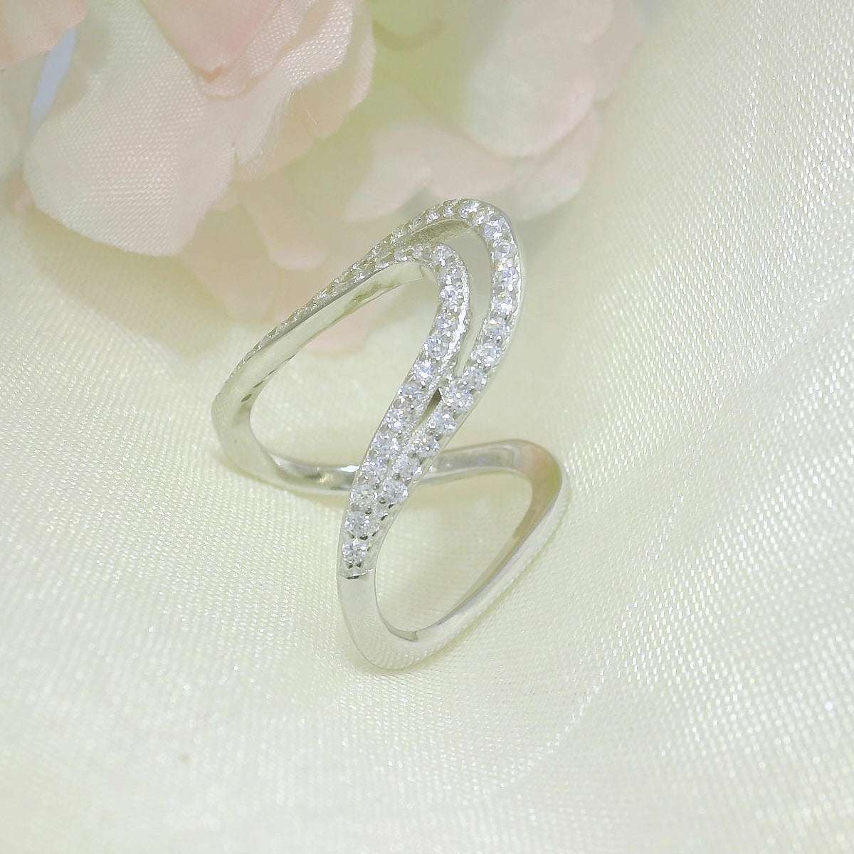 Elegant Silver venki Ring with Sparkling Detail - Silvenca