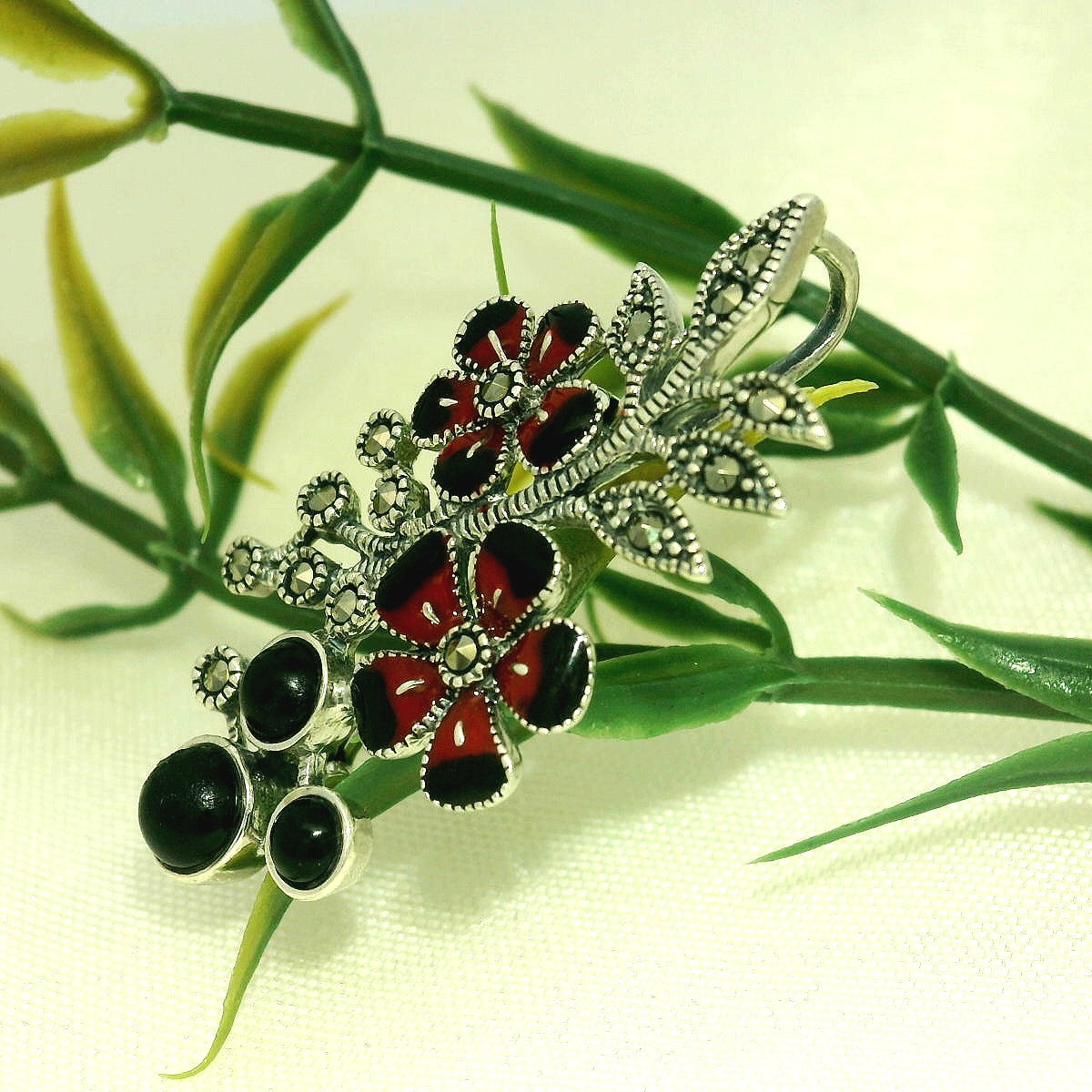 Elegant Floral Brooch Design - Silvenca