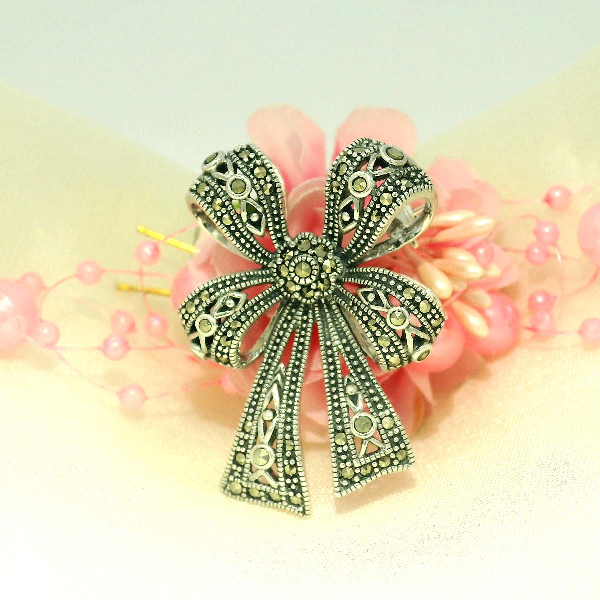Elegant Silver Bow Brooch - Silvenca