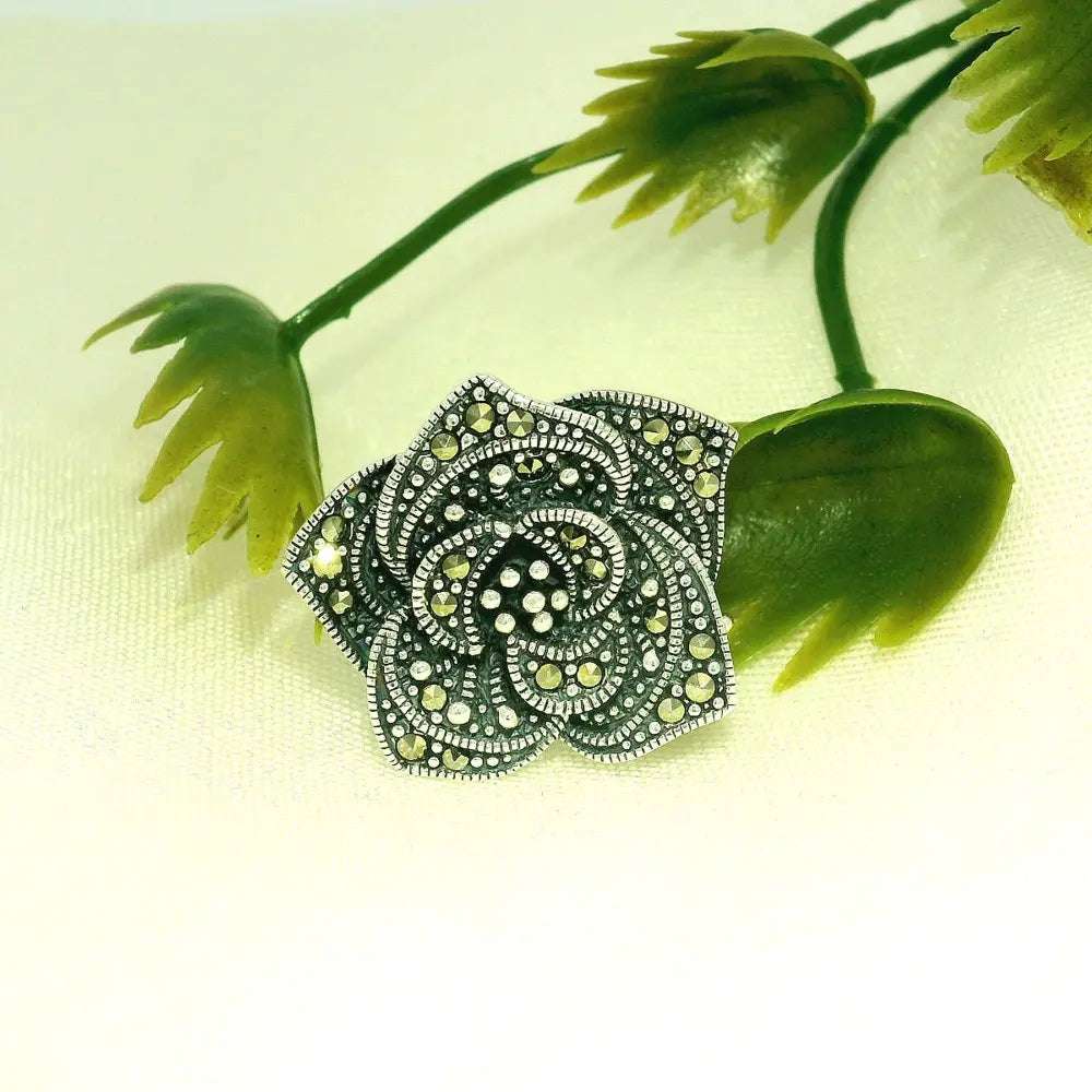 Elegant Heart-Shaped Brooches - Silvenca