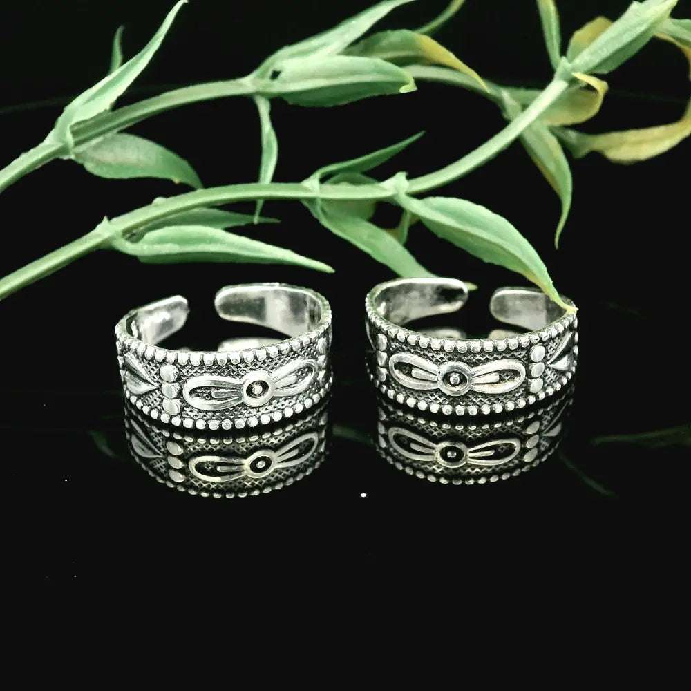 Beautifully designed silver toe ring - Silvenca