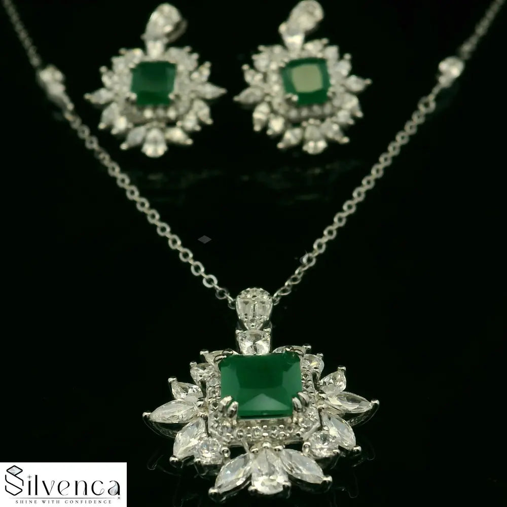 Elegant Emerald and Diamond Pendant - Silvenca