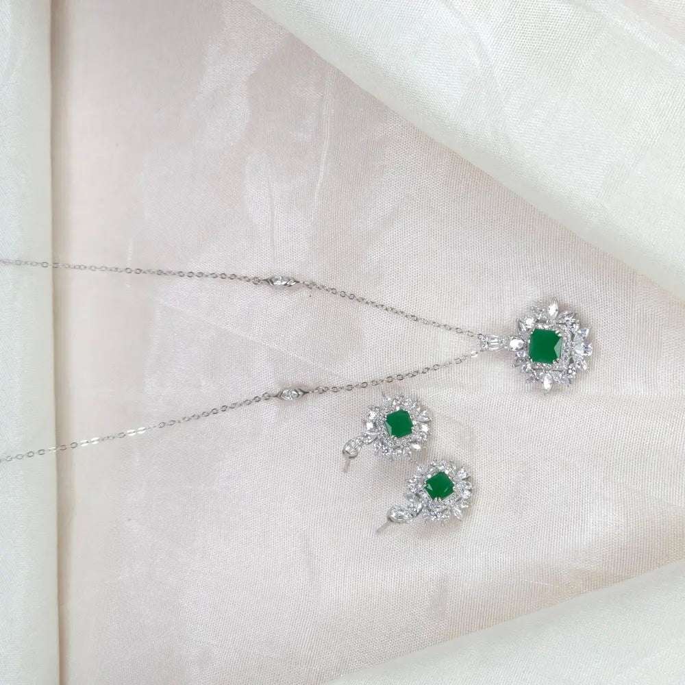 Elegant Emerald and Diamond Pendant - Silvenca