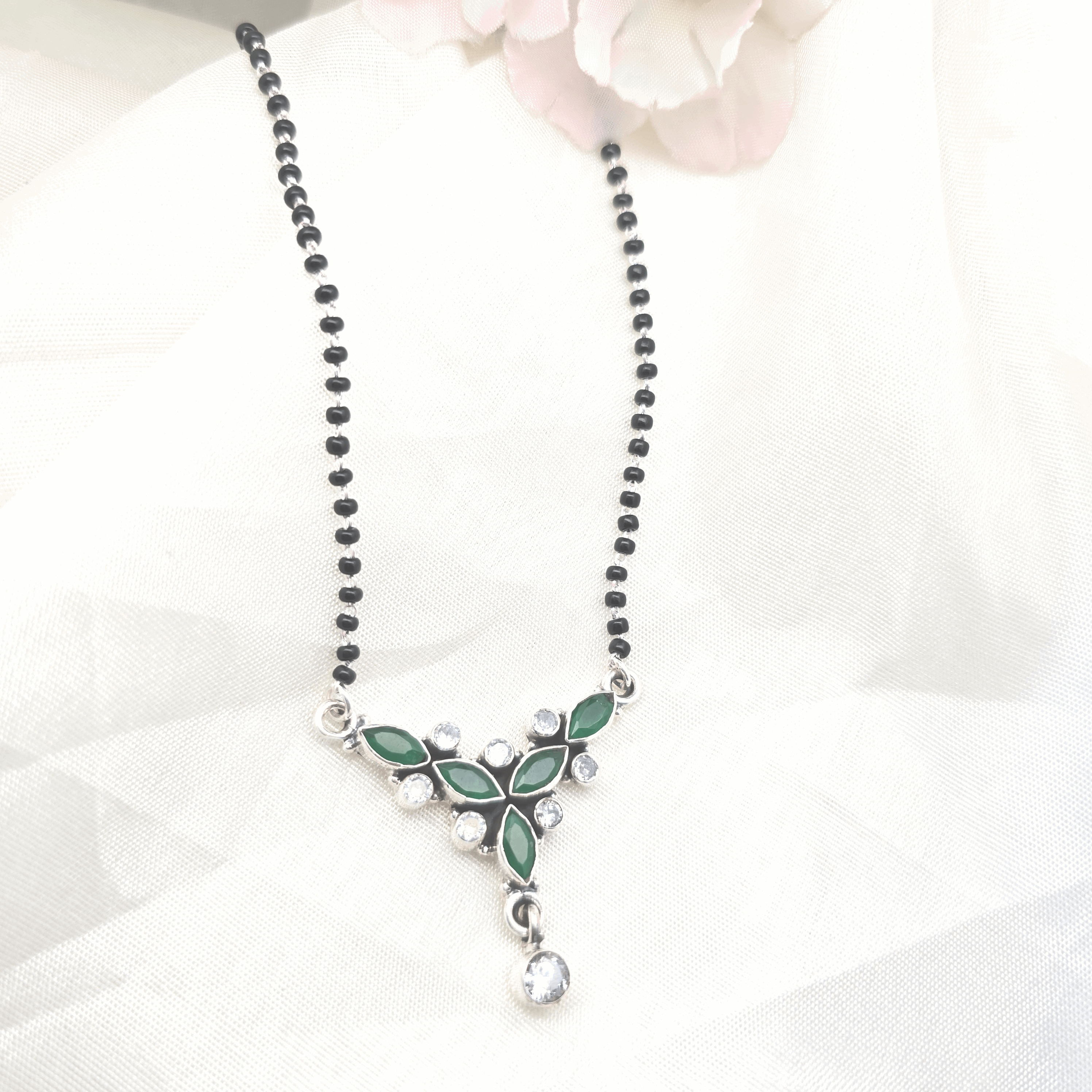 Elegant Green and Silver Necklace - Silvenca