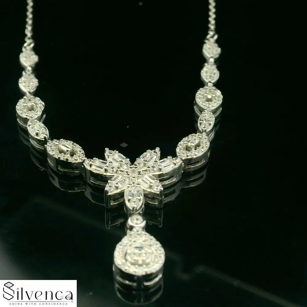 Elegant Silver Necklace with Floral Design - Silvenca