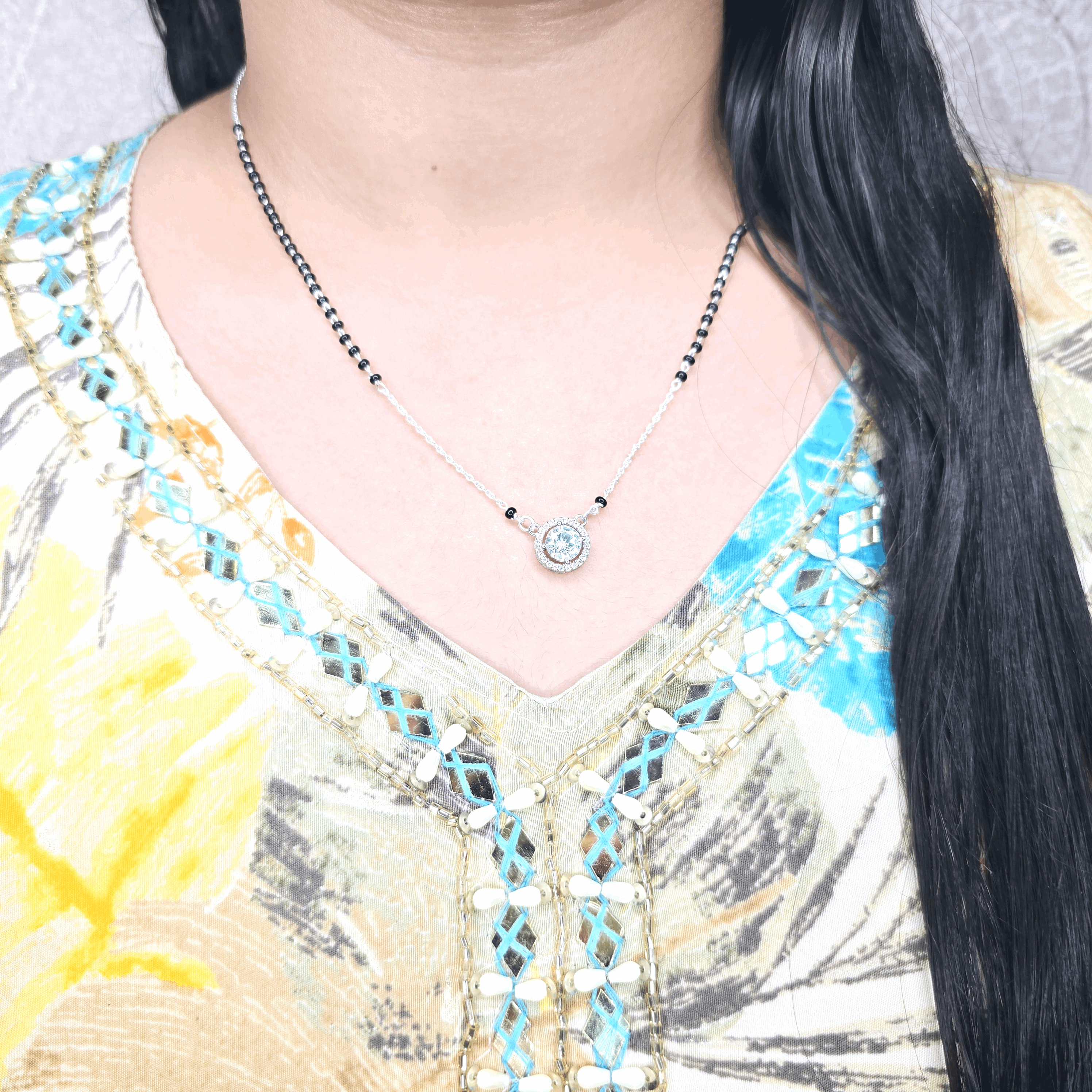 Elegant Silver Pendant with Sparkling Gemstone - Silvenca