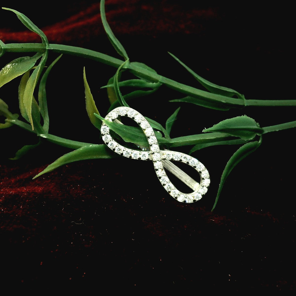 Elegant infinity Charm - Silvenca