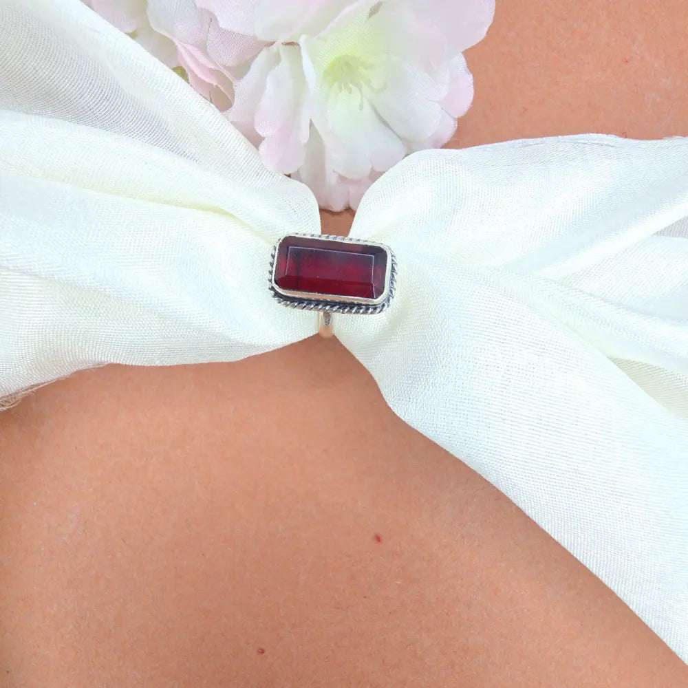 Red gemstone ring - Silvenca